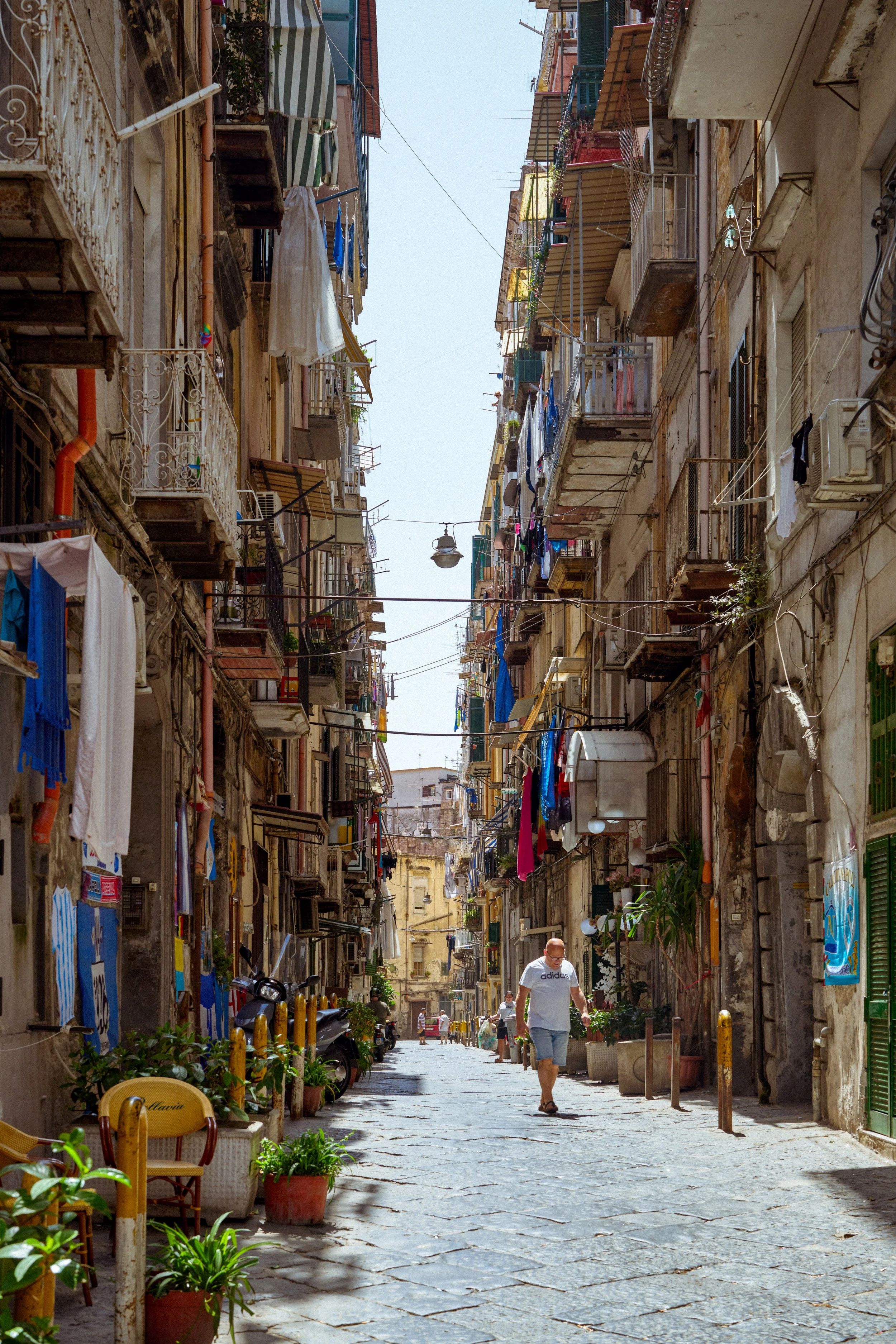 Vue d'une rue typique de Naples 