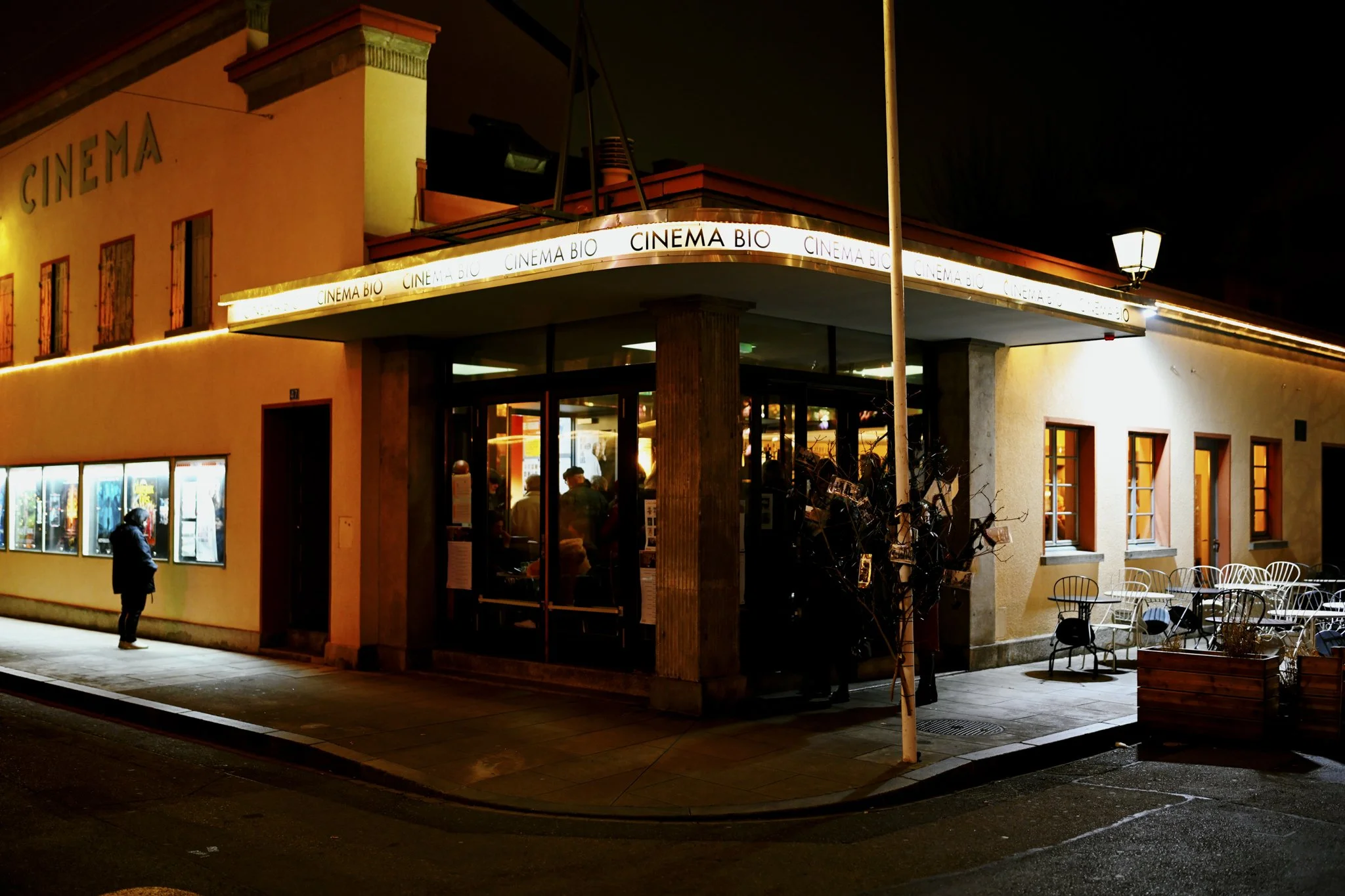 Un cinéma mythique de Carouge la nuit , Suisse