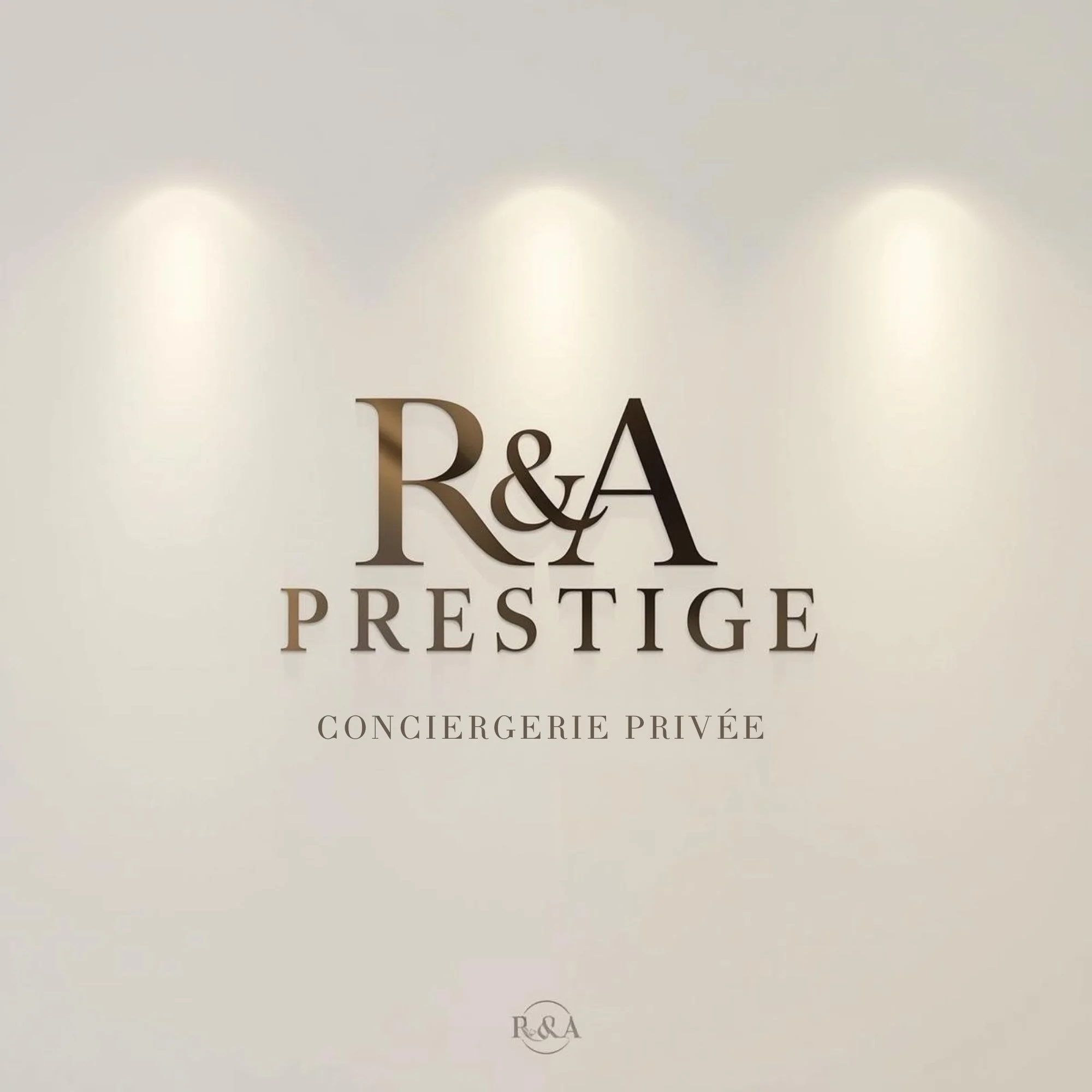 Vaste panneau blanc avec le texte 'R&A PRESTIGE' en lettres marron foncé, indiquant une marque ou un nom d'entreprise, avec une mention 'CONCIERGERIE PRIVÉE' en dessous. L'éclairage crée trois reflets lumineux au sommet.