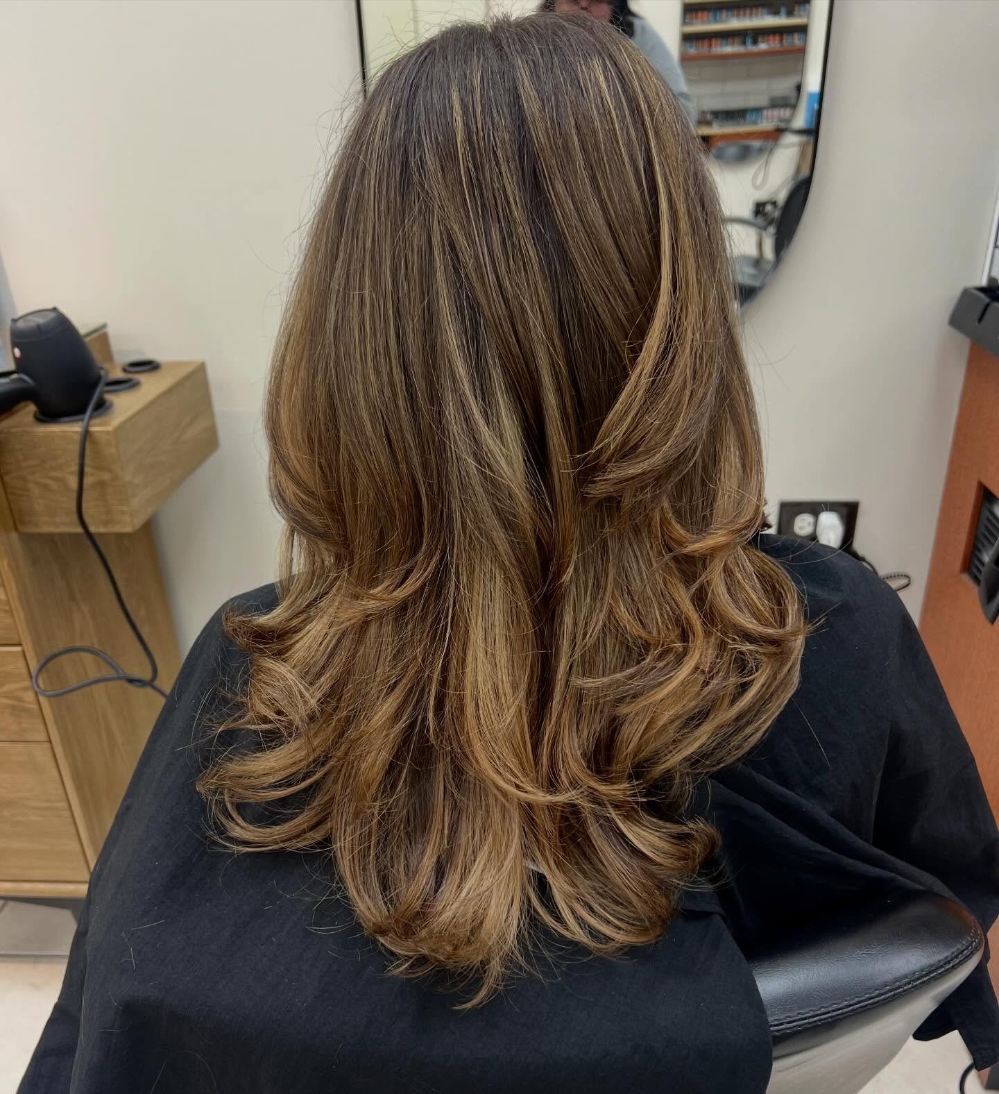 Renew your glow with a stunning transformation. ✨ This balayage lit up her style and boosted her confidence. Come and discover your best self at @clarkstcuts 📍💇🏽&zwj;♀️ hair by Amber 🔥 #balayage #hairstylist #chicago