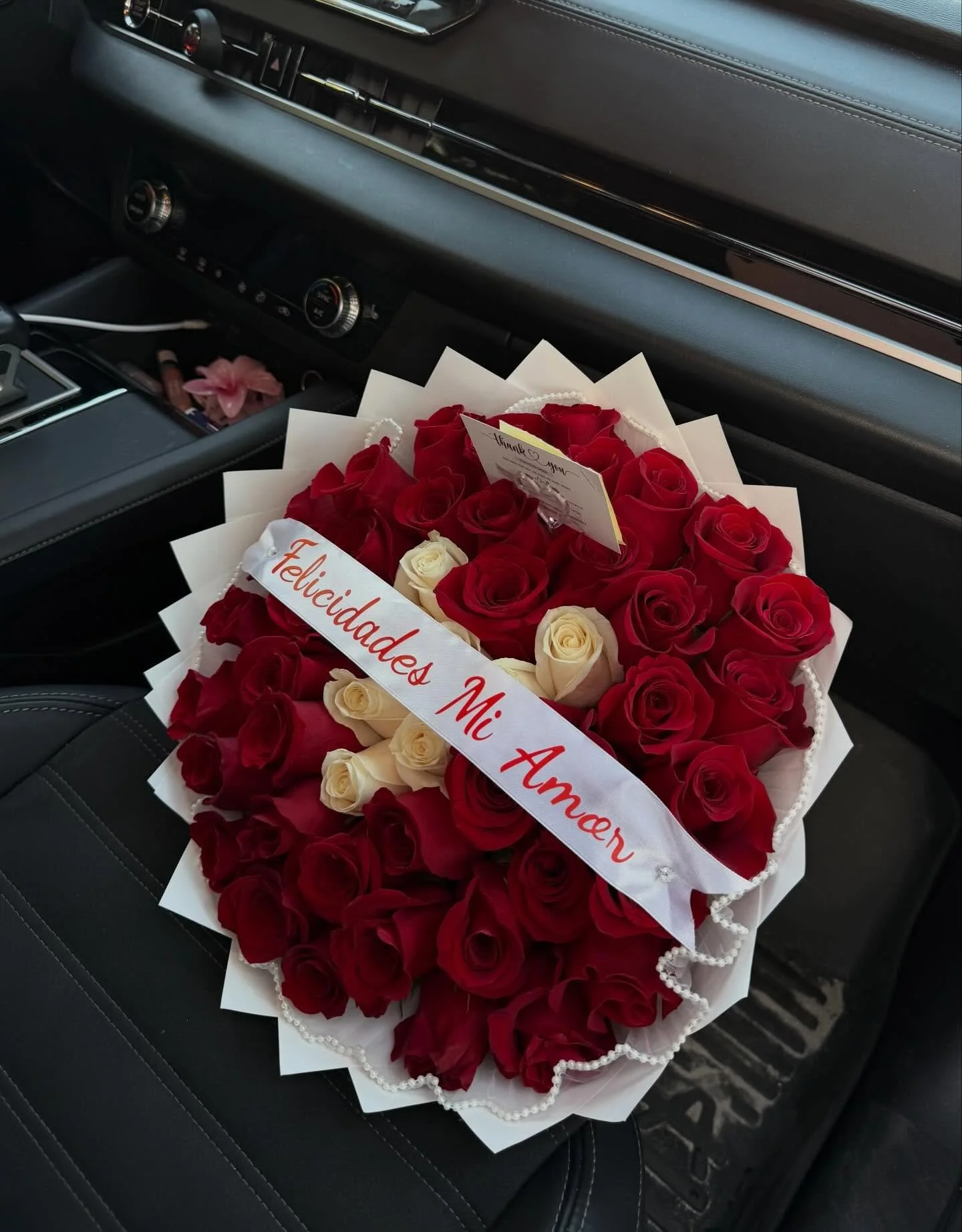 Red roses with a heart in the middle🤍