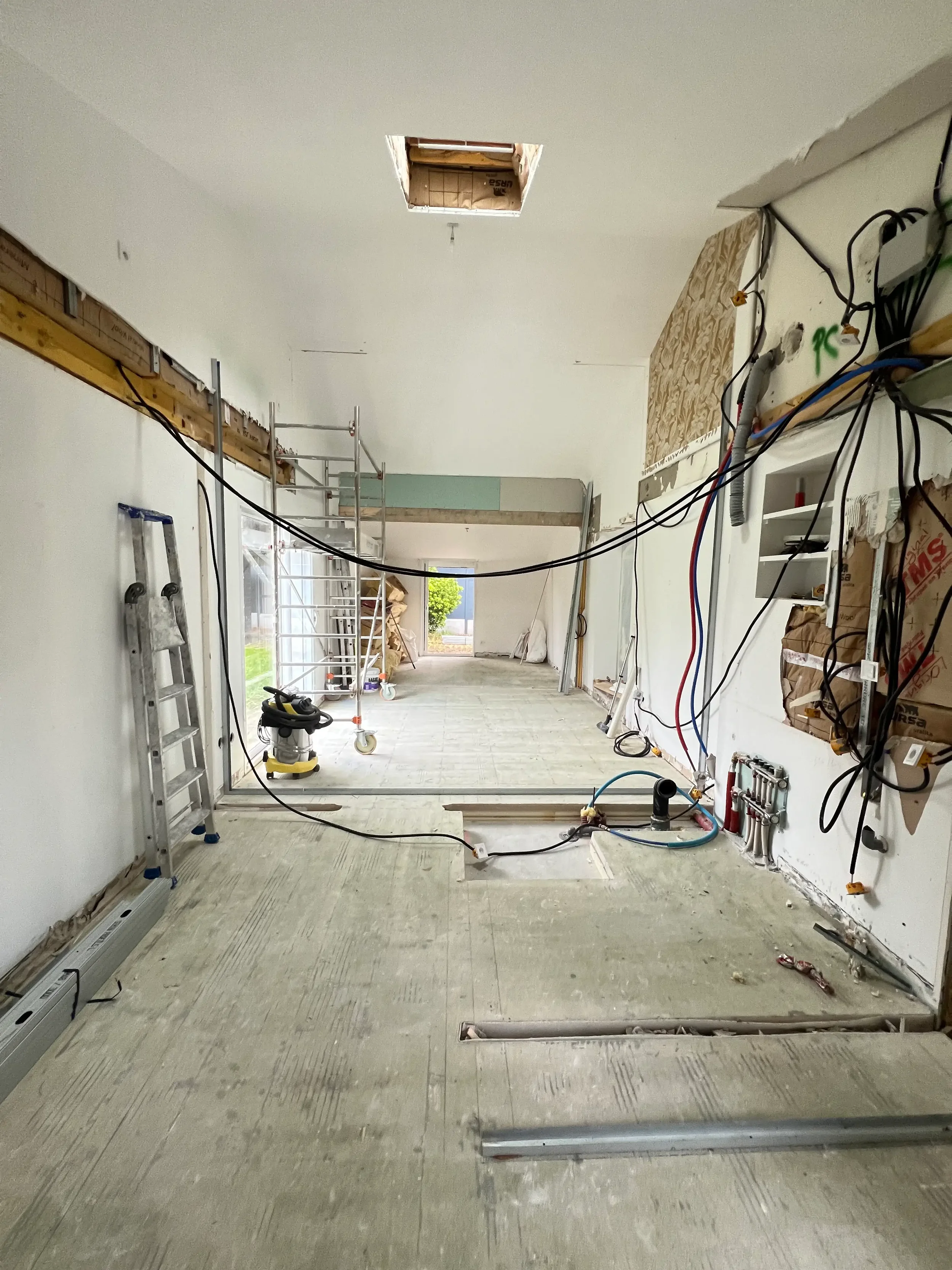 Помещение в процес на преустройство след демонтаж на облицовки, с открити инсталации.