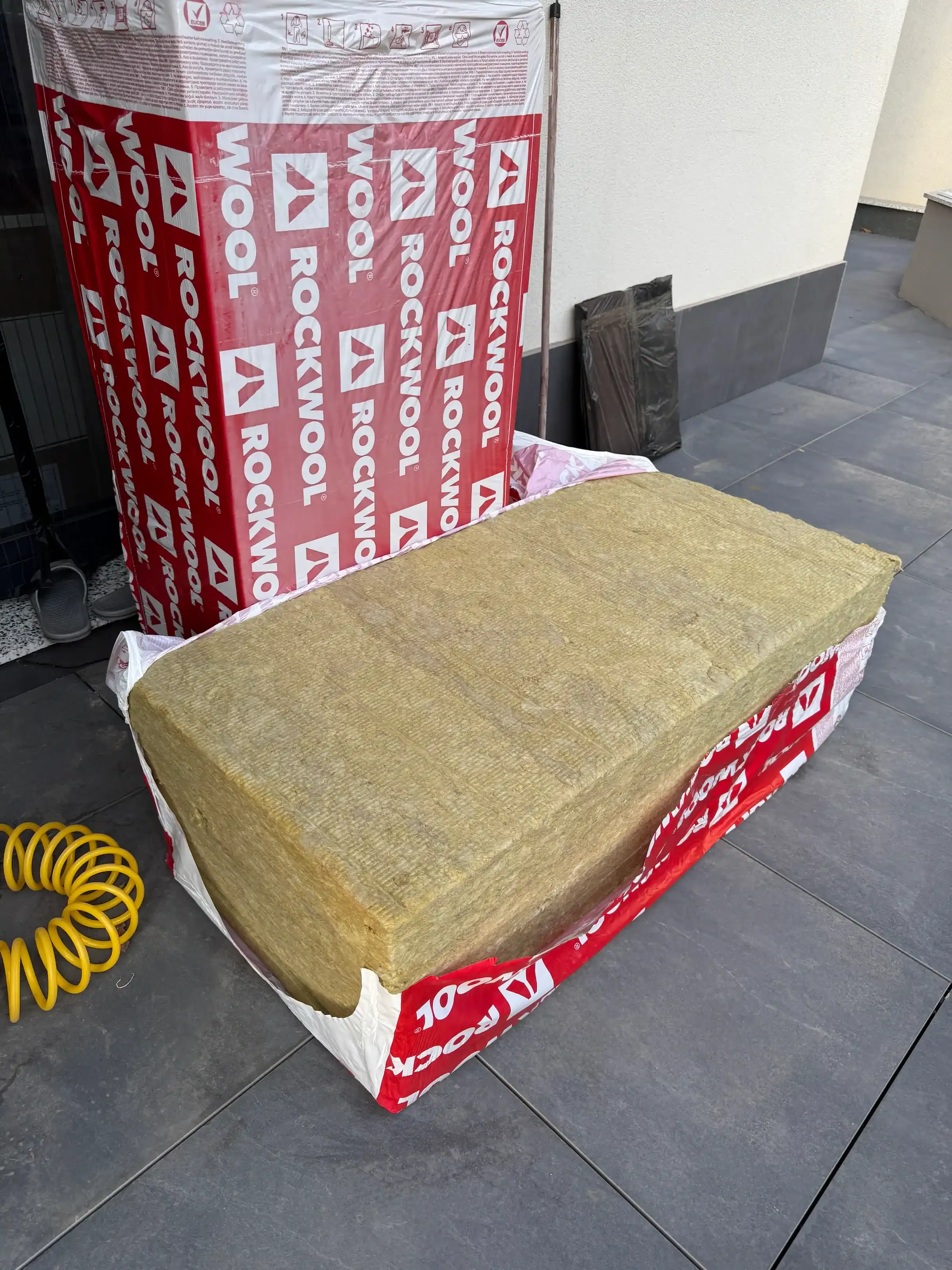 Плочи от каменна вата Rockwool, подготвени за поставяне в стенната конструкция.