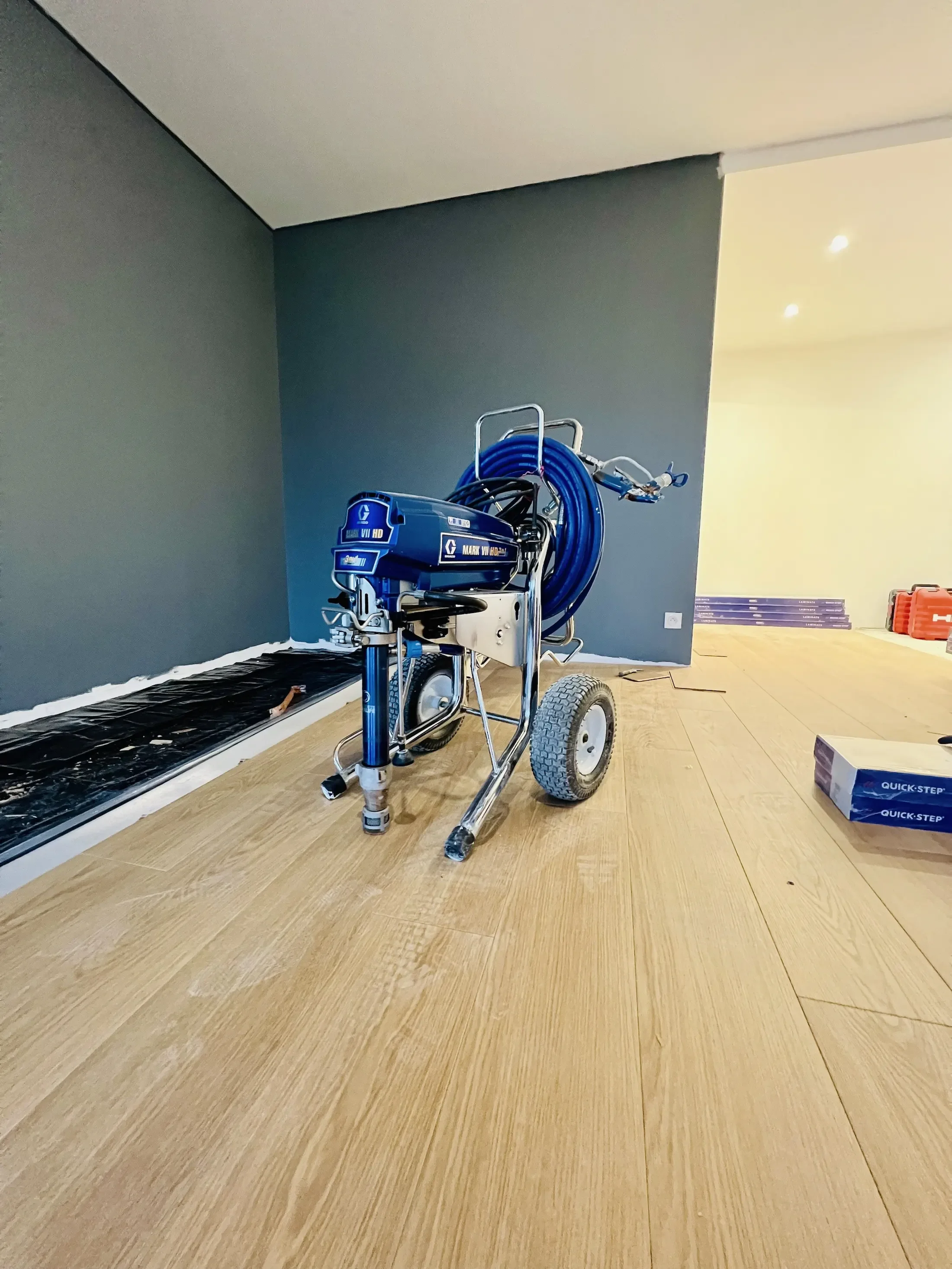 Машина Graco Mark VII за безвъздушно нанасяне на боя при довършителни работи в апартамент.
