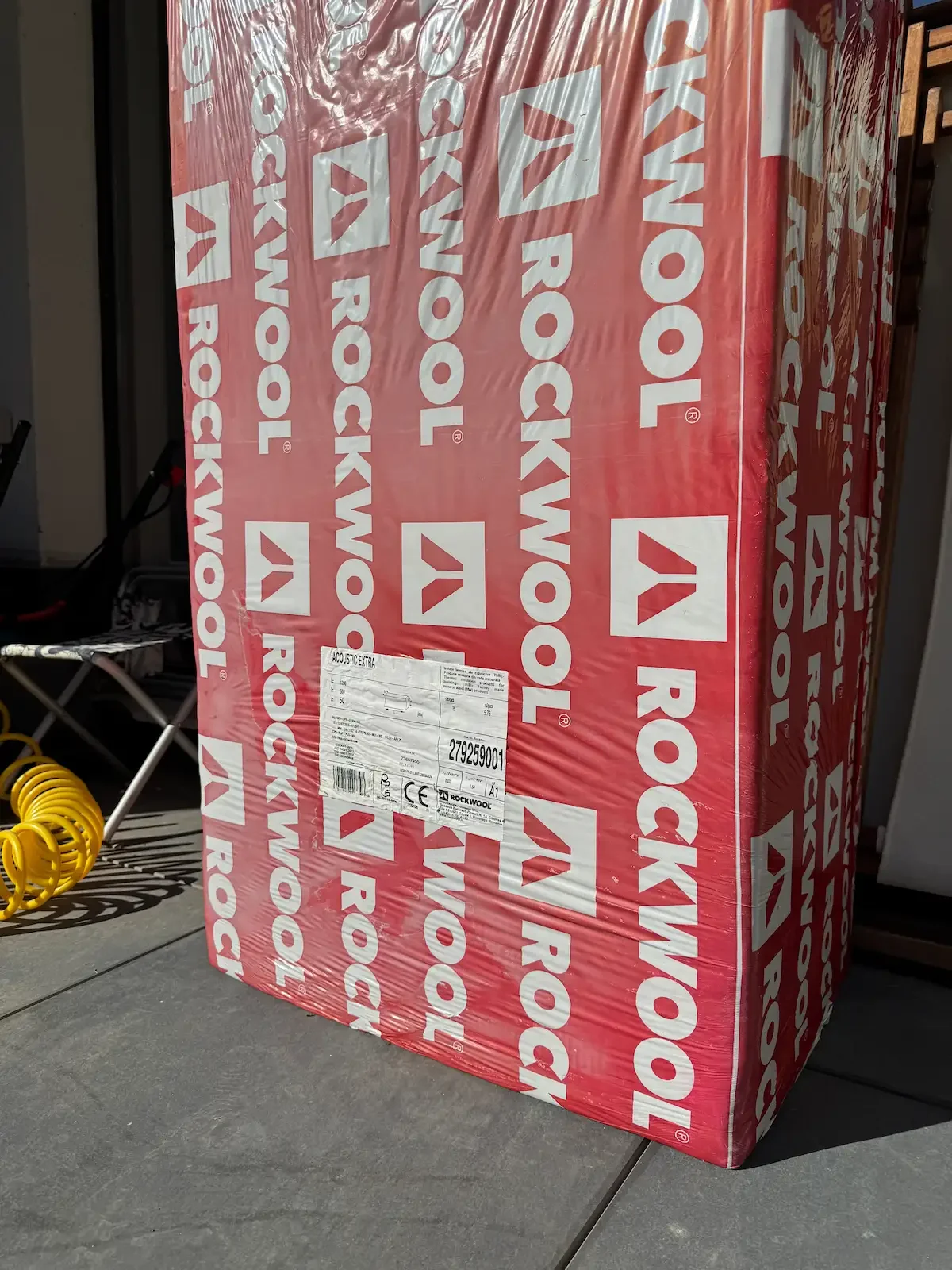 Акустична каменна вата Rockwool с дебелина 50 мм за изолация на вътрешна стена.