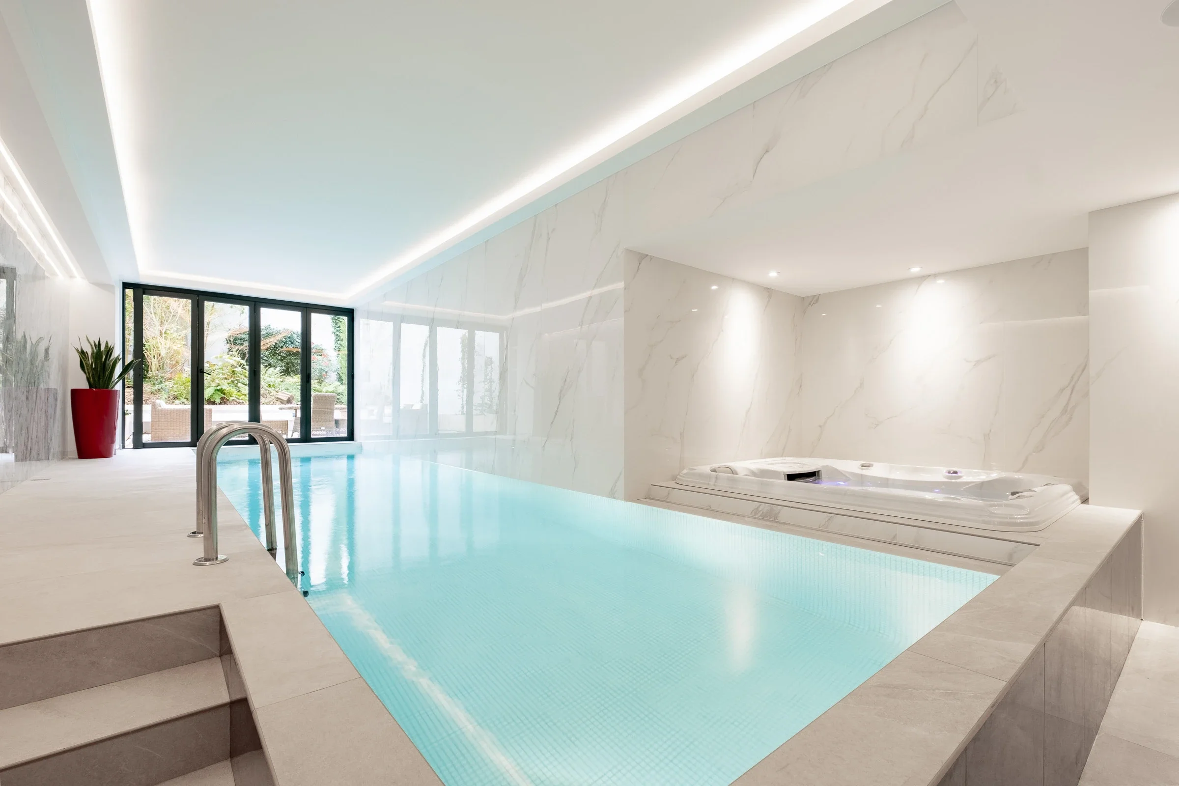 chastna-spa-zona-s-baseyn-i-dzhakuzi.webp