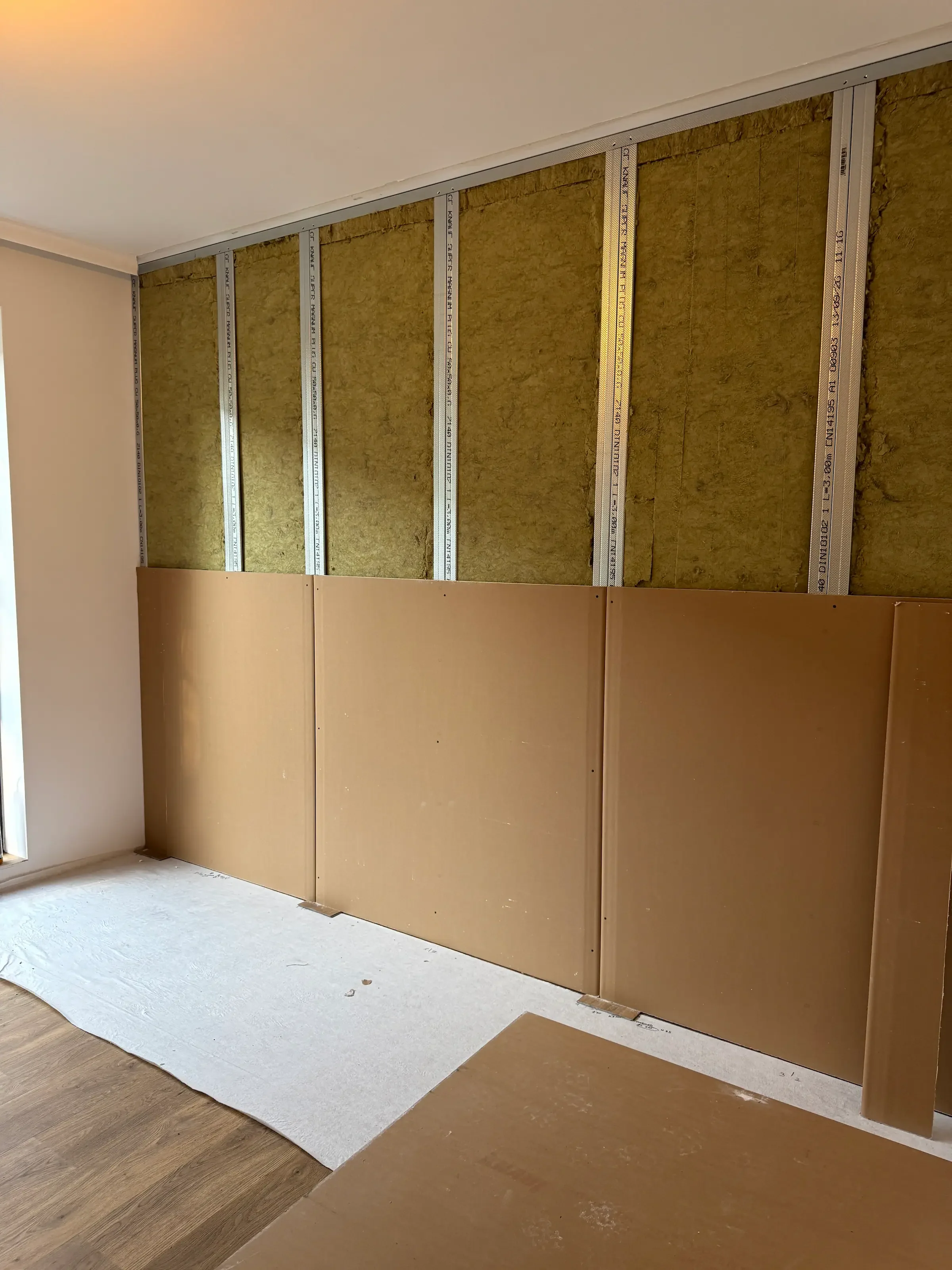 Обшиване на стена с Knauf Silentboard върху метална конструкция с каменна вата.