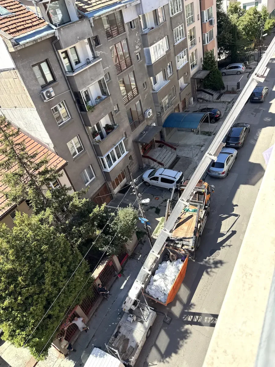 оварене на отпадъците от къртенето в строителен контейнер с помощта на подемна техника.