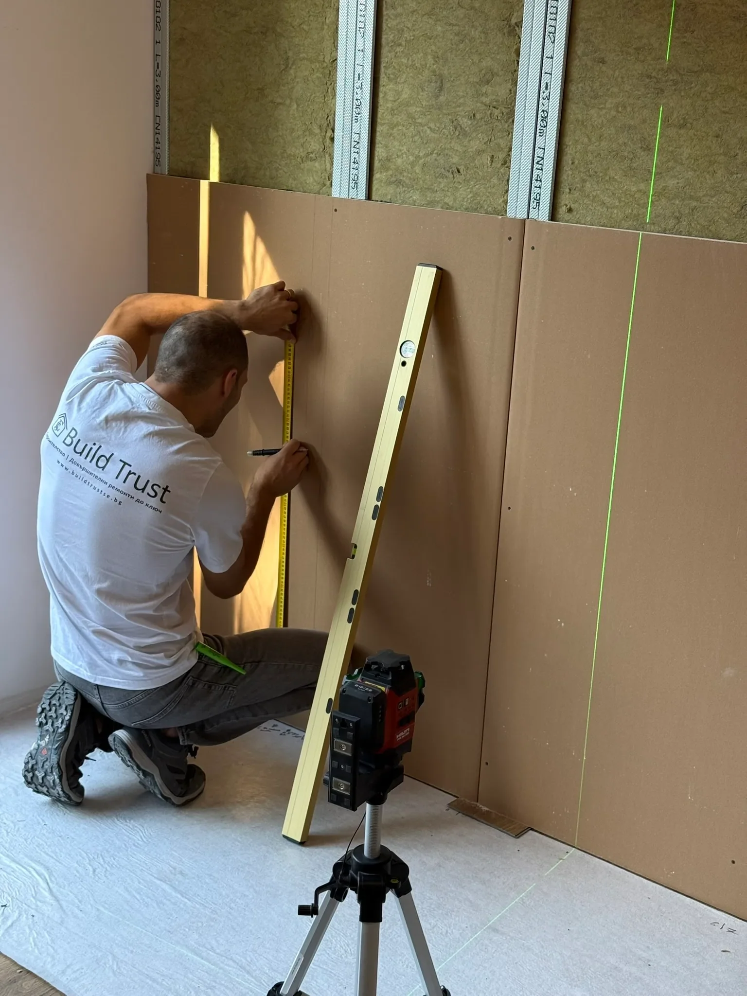 Монтаж на гипсокартон с лазерно нивелиране от екипа на BuildTrust в София.