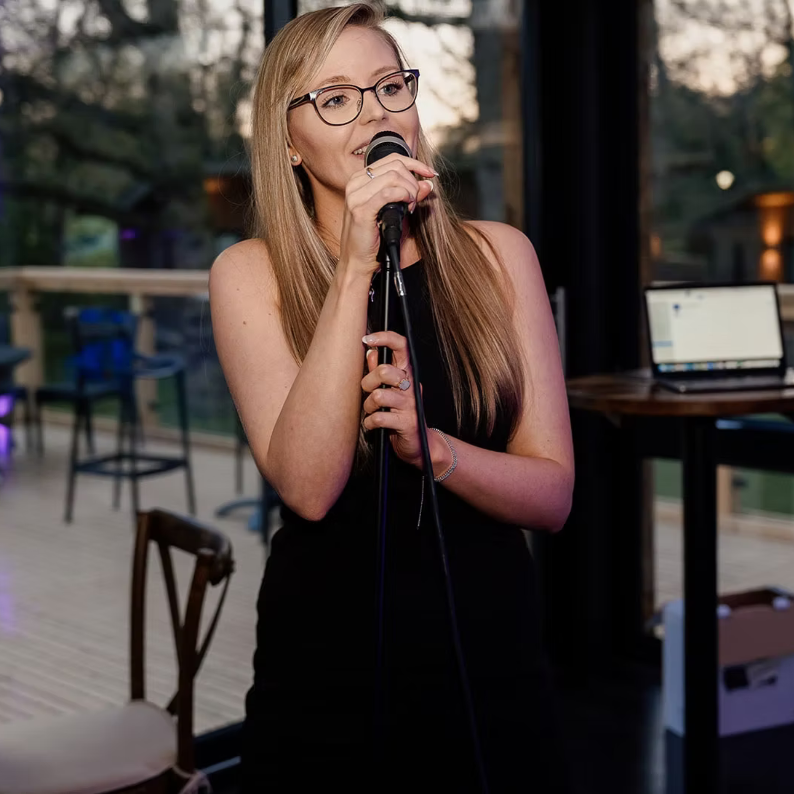 Kay Acoustic, Wedding singer, upbeat party singer leicestershire, UK, east midlands, birmingham, nottingham