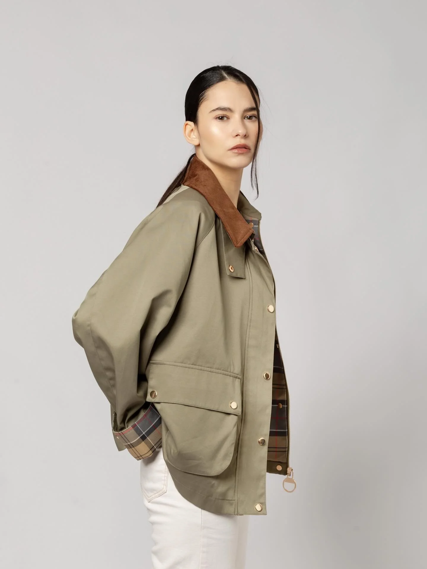 Gold buttons. Tartan lining. Suede collar.
The details make the difference