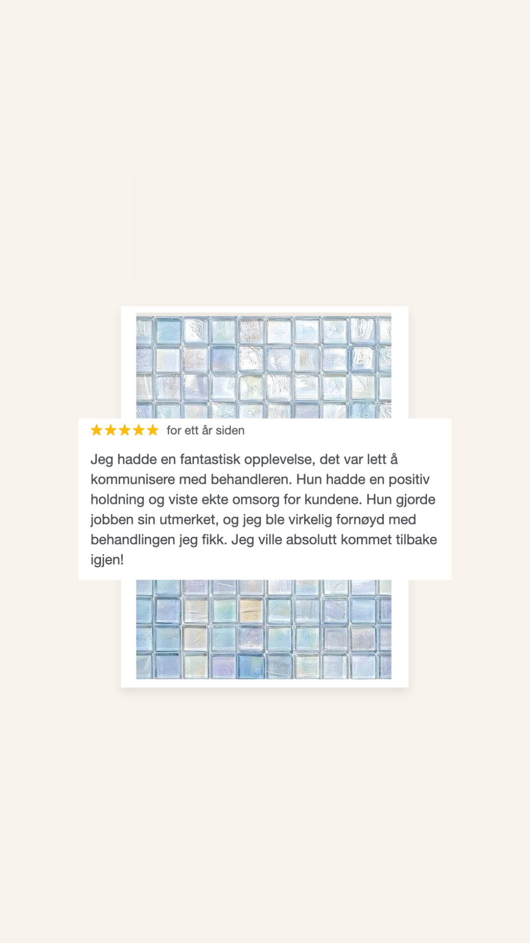 Kunstig glassmosaikkvegg i blått og sølvtoner. Kundeanmeldelse med fem stjerner og positiv omtale av tjenesten.