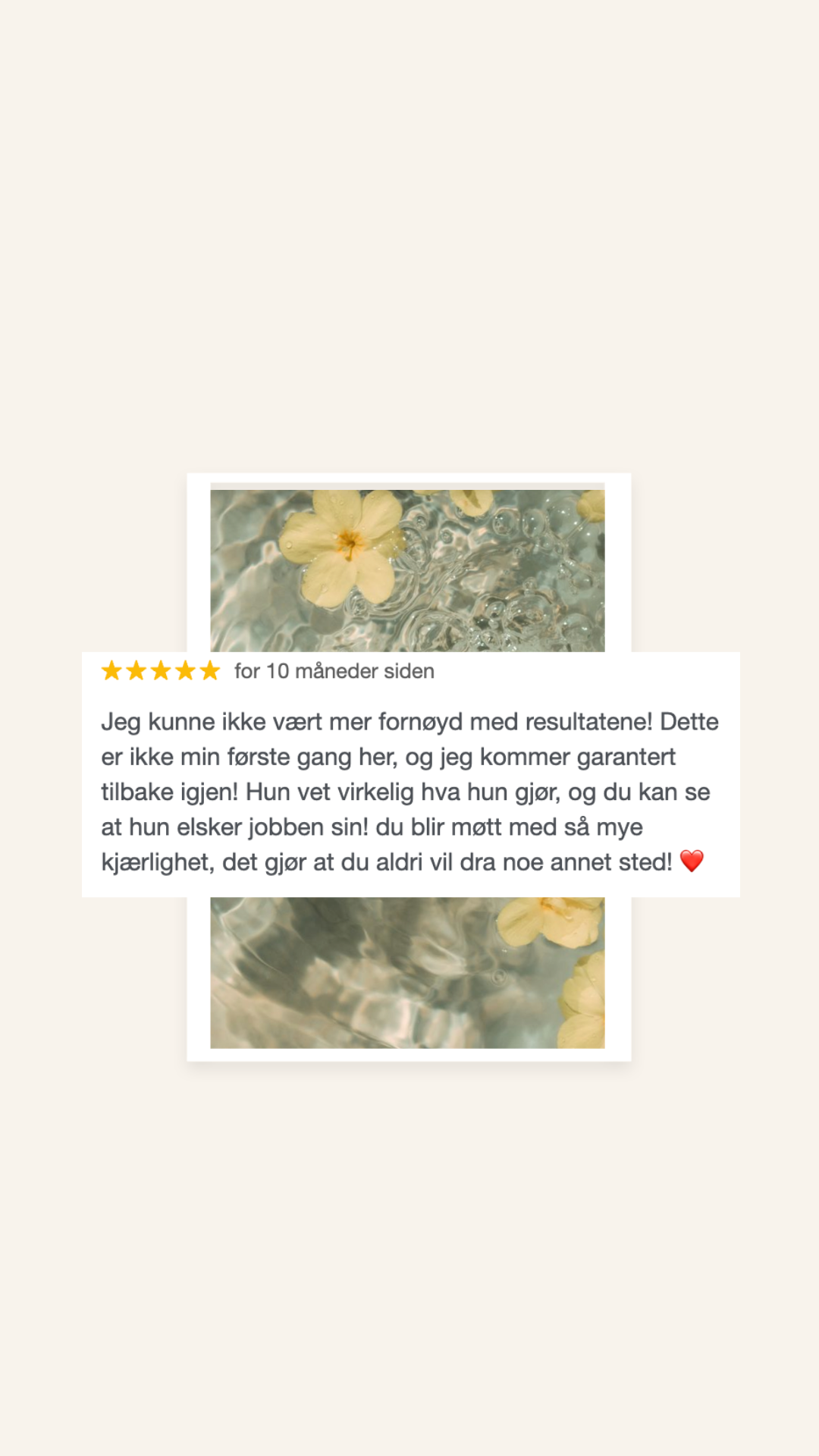 Et bilde av en blomsterdekorasjon med gule blomster flytende i klart vann.