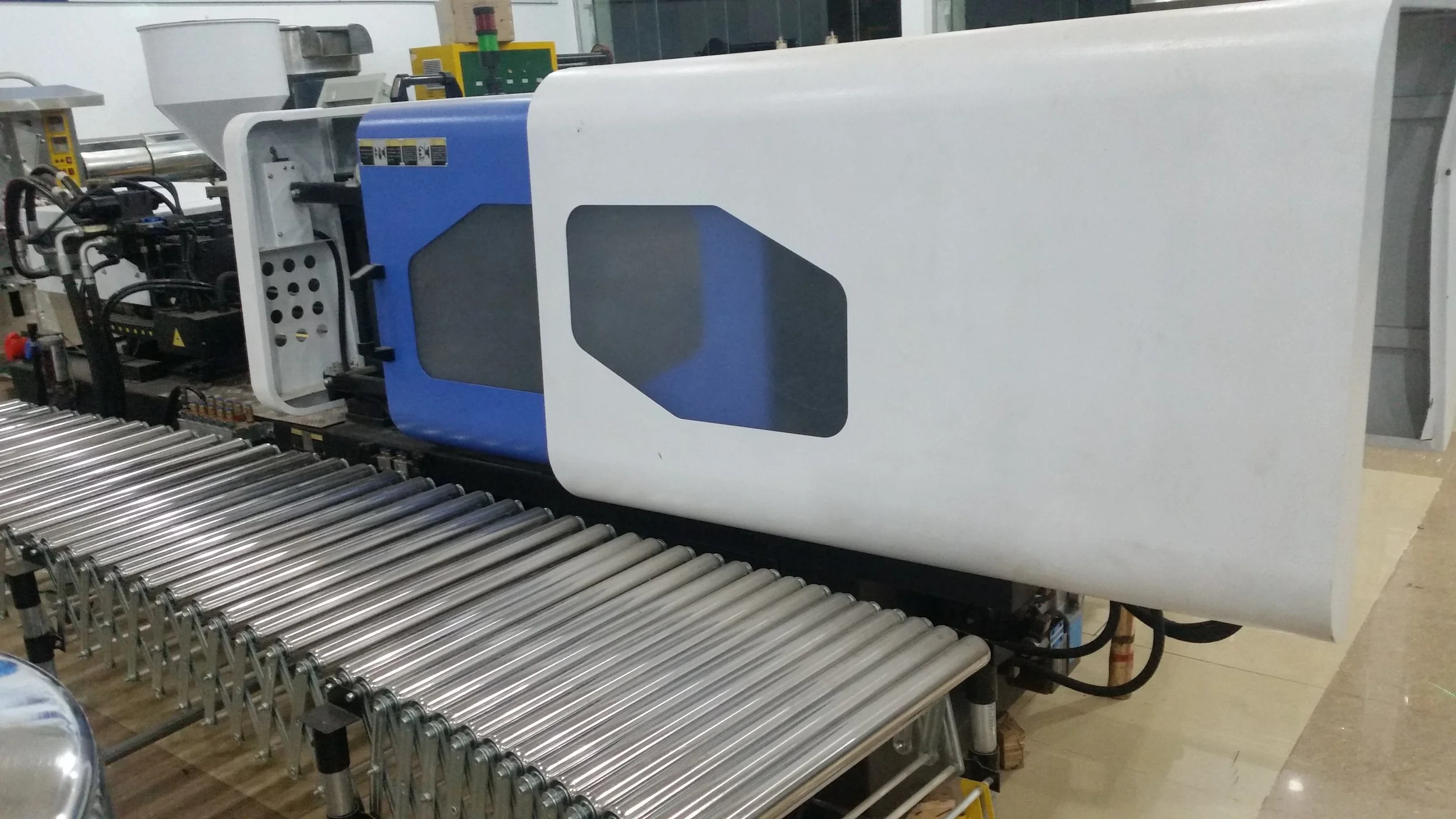 مكينة حقن .jpg