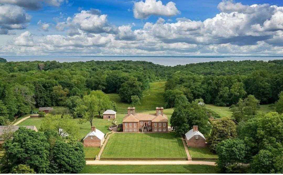 Stratford Hall is a 1,900-acre historic site and former 18th-century plantation in Virginia's Northern Neck, famed as the birthplace of Confederate General Robert E. Lee and home to influential Revolutionary-era Lee family members.
