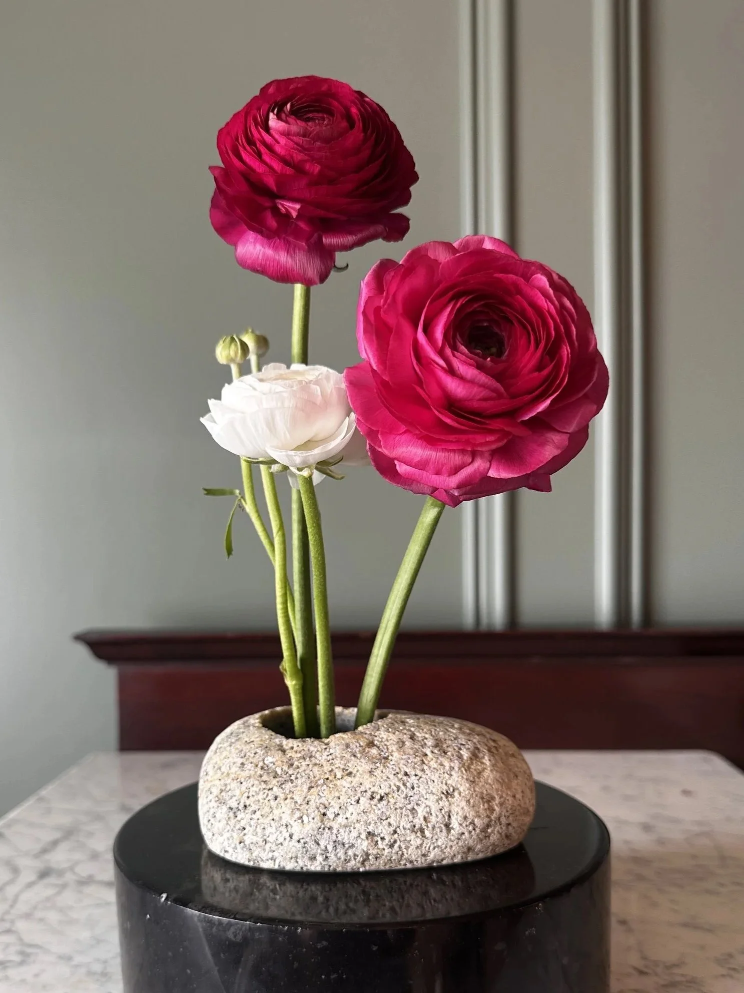 redwhiteranunculusbeachstoneblackmarblestandtrianglencfloristv2.jpg