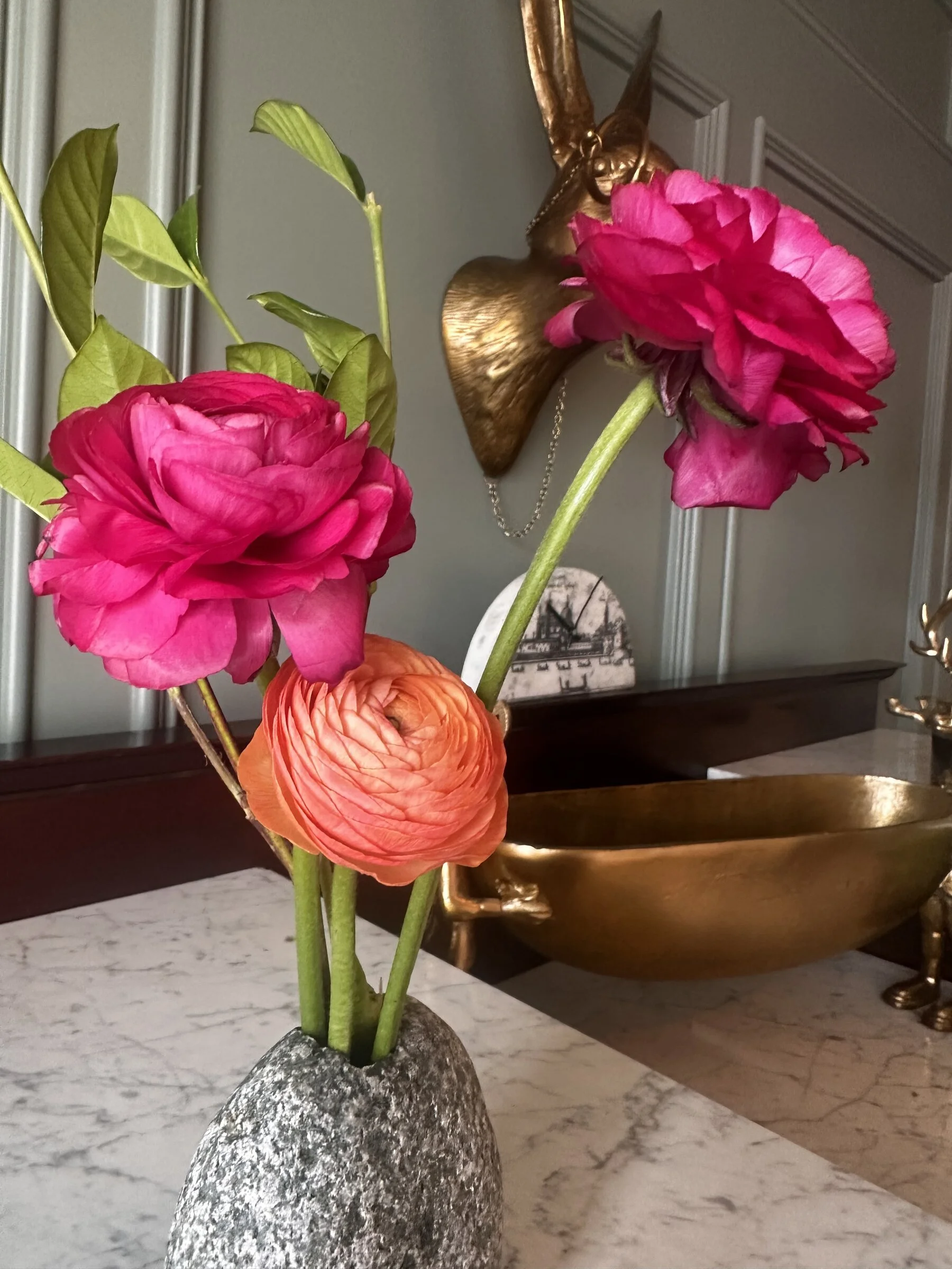 magentaorangeranunculusbeachstonevasearrangementapexflorist.jpg