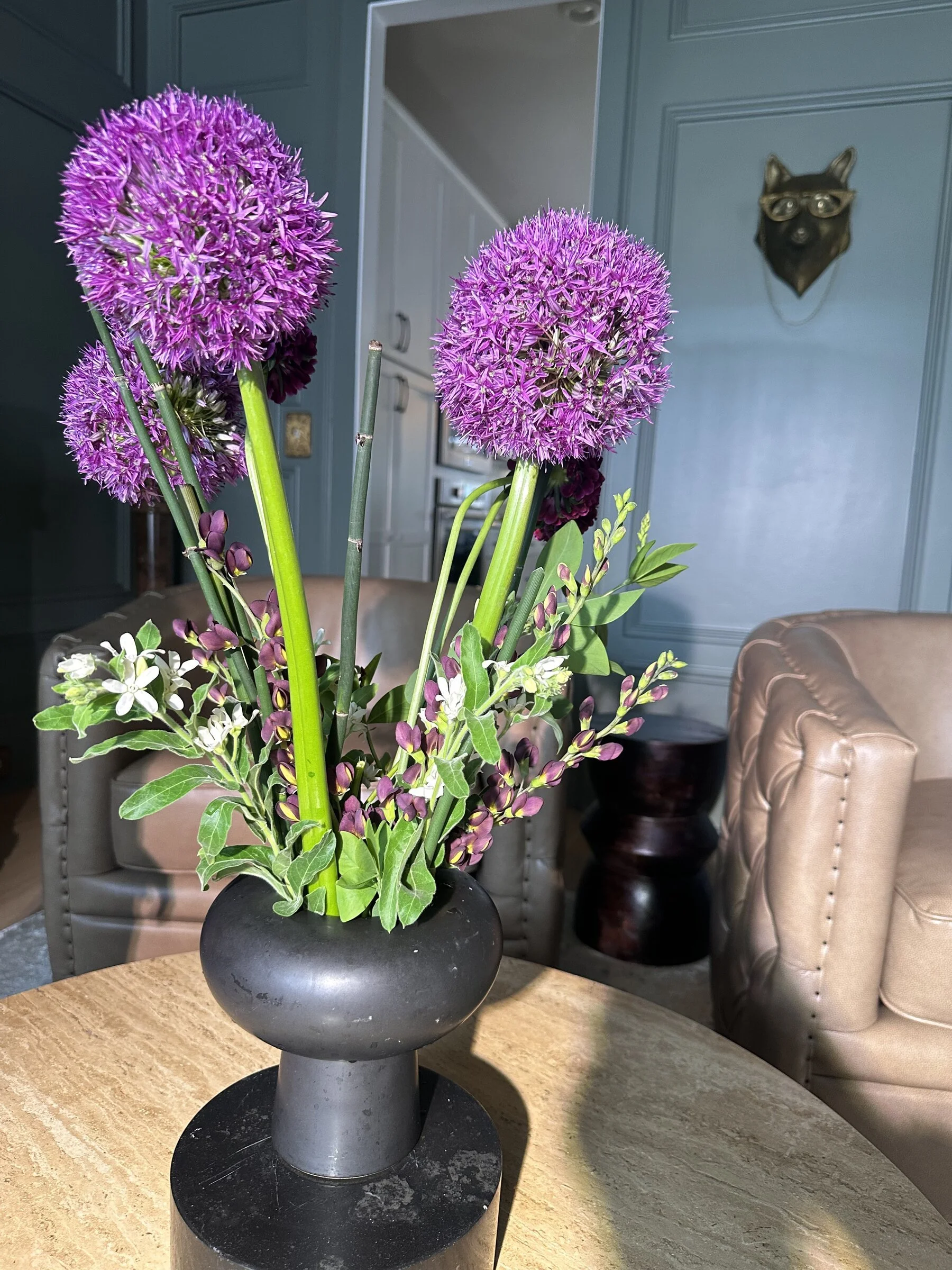 purple-allium-ikebana-black-vase-arrangement-apex-florist.jpg