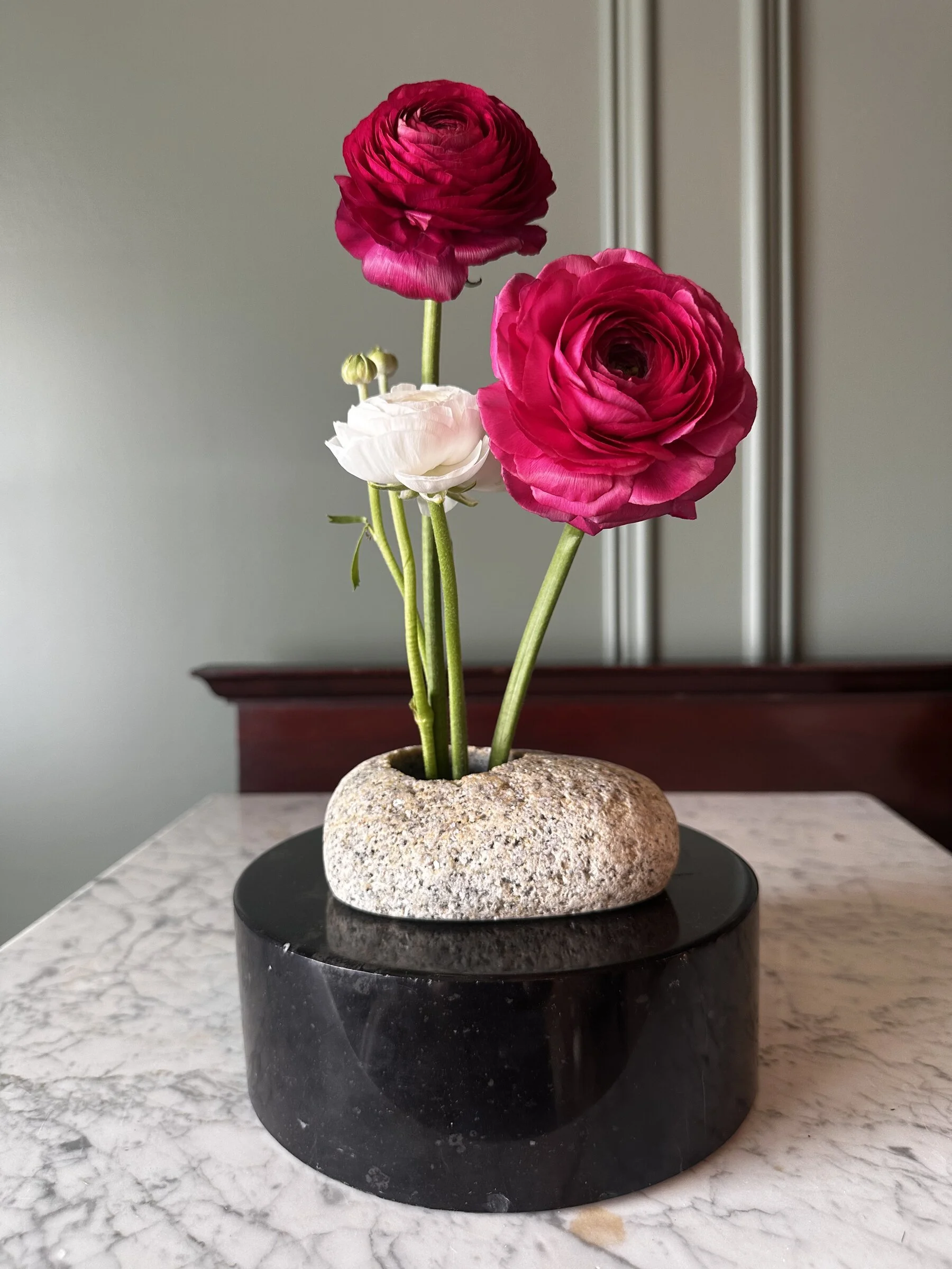 redwhiteranunculusbeachstoneblackmarblestandtrianglencfloristv2.jpg