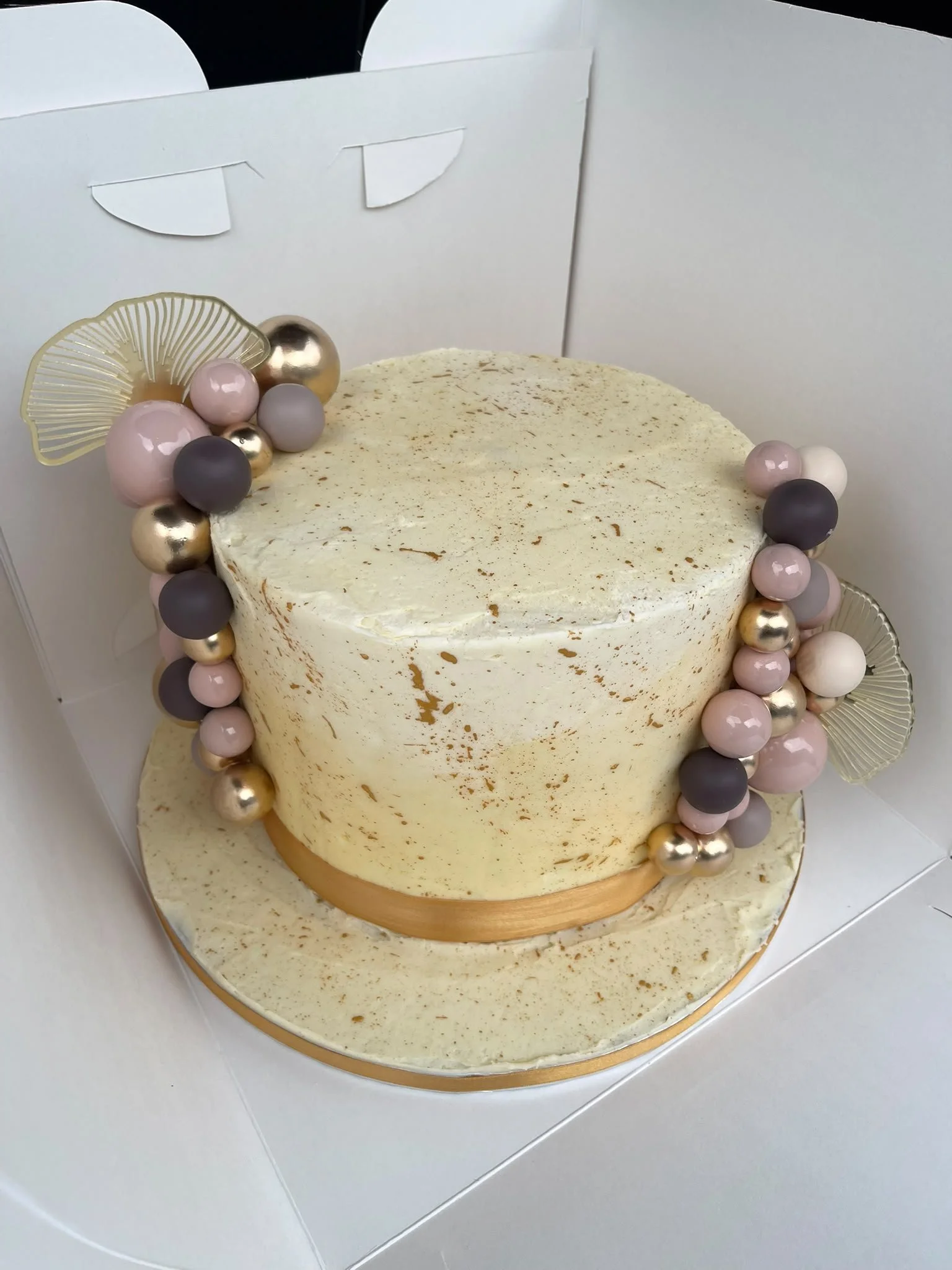 Golden Baubles celebration cake