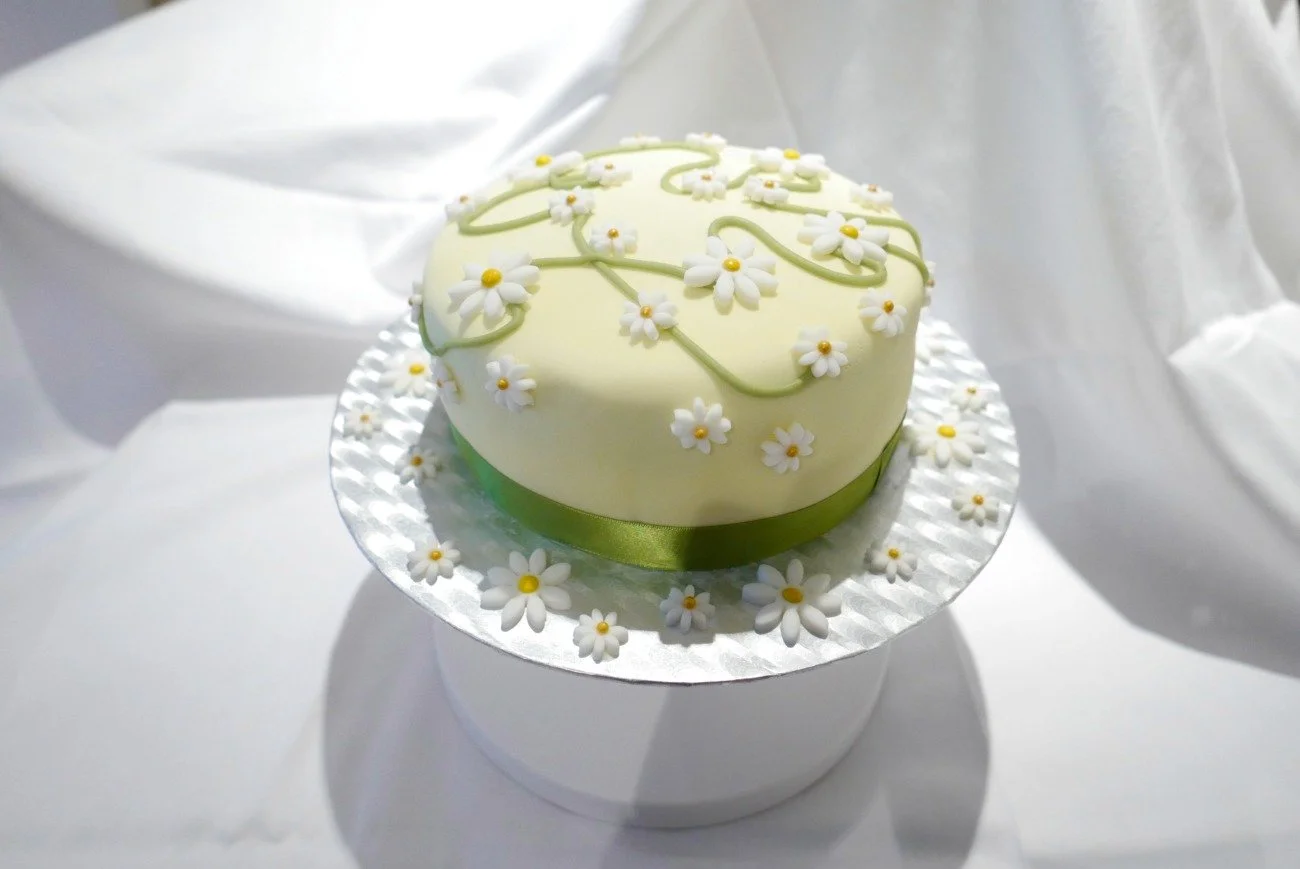 Daisy Chain celebration cake