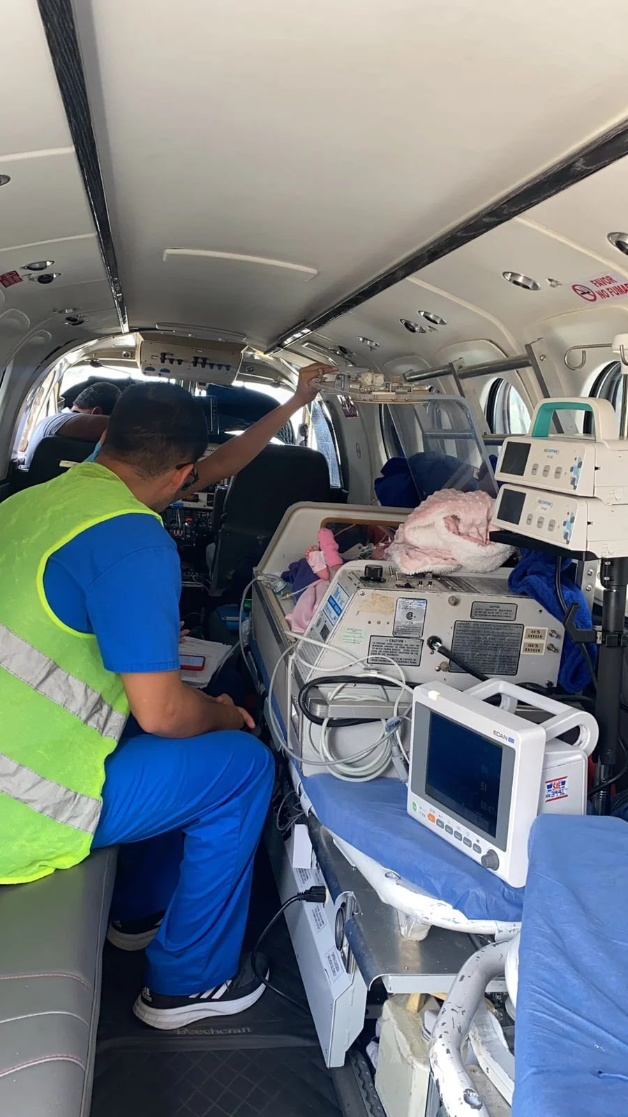 TRASLADO AEREO NEONATAL 