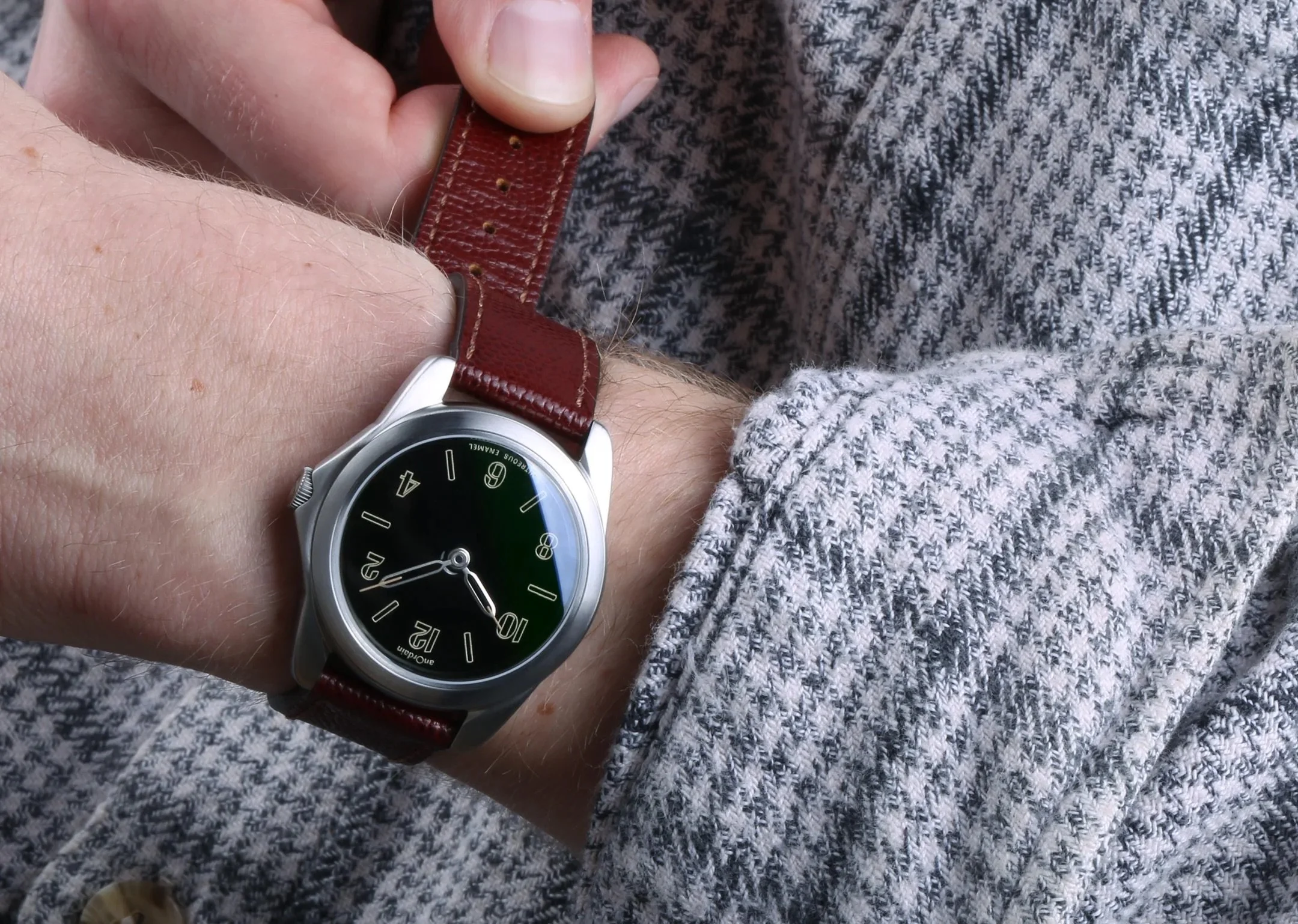 Midnight-green-on-wrist_2160x.jpeg