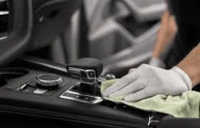 Professionelle Autoinnenreinigung – Warum Staubsaugen allein am Zürichsee nicht reicht