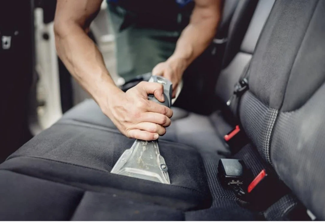 Spezialisierte Fleckentfernung auf Autopolstern in Lachen: Wir eliminieren Gerüche und Verschmutzungen fachgerecht für die Region March.