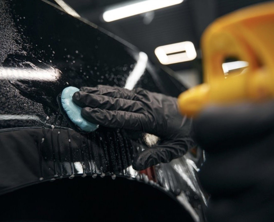 Porentiefe Lack-Dekontamination am Zürichsee: Gloss Factory Suisse bereitet den Lack durch mechanische Reinigung optimal auf eine Politur vor.