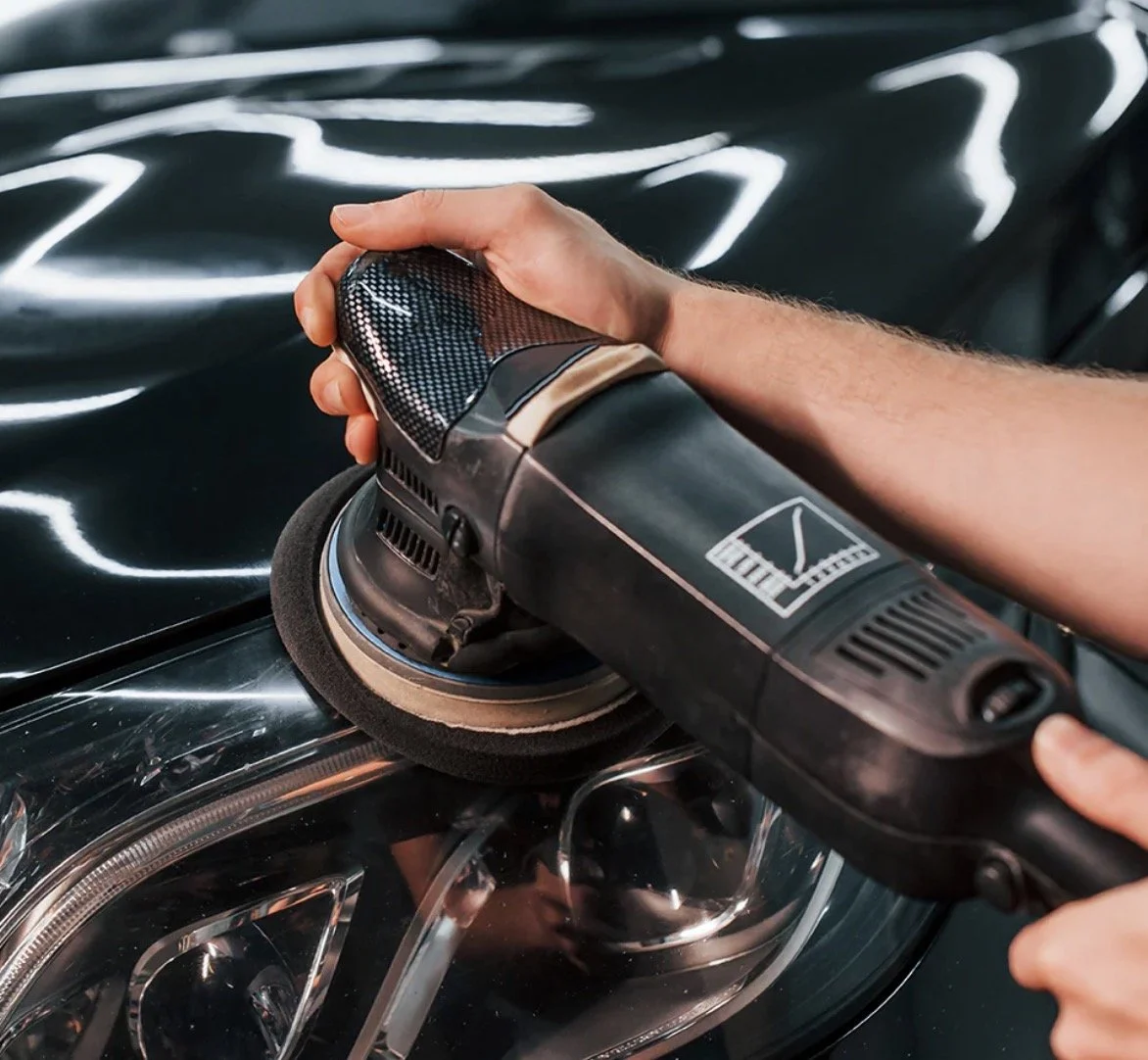 Auto polieren in der Region March: Die Experten von Gloss Factory Suisse bei der Hochglanzpolitur für Kunden aus Schwyz, Glarus und Zürich.