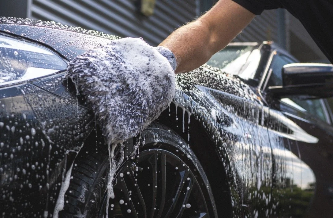 Manuelle Fahrzeugreinigung für Werterhalt: Professionelle Handwäsche und Felgenreinigung bei der Gloss Factory Suisse in Lachen SZ.