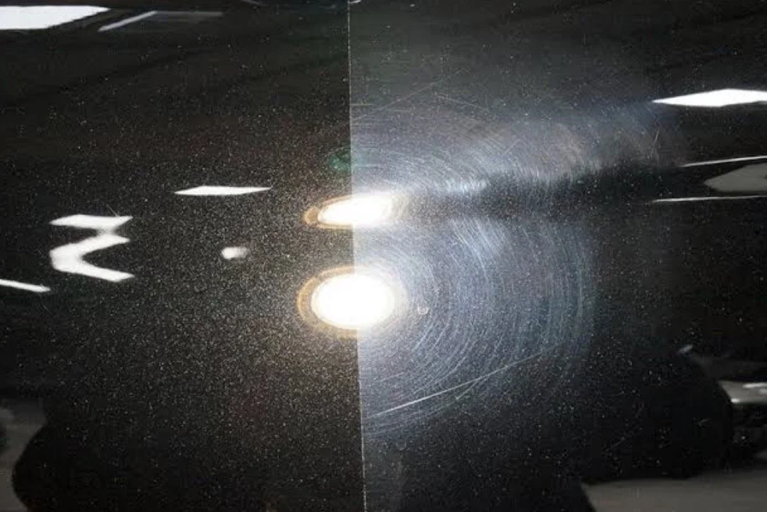 Vorher-Nachher Bild Lackkorrektur am Zürichsee: Effektive Entfernung von Kratzern und Swirls durch mehrstufige Maschinenpolitur in Lachen.