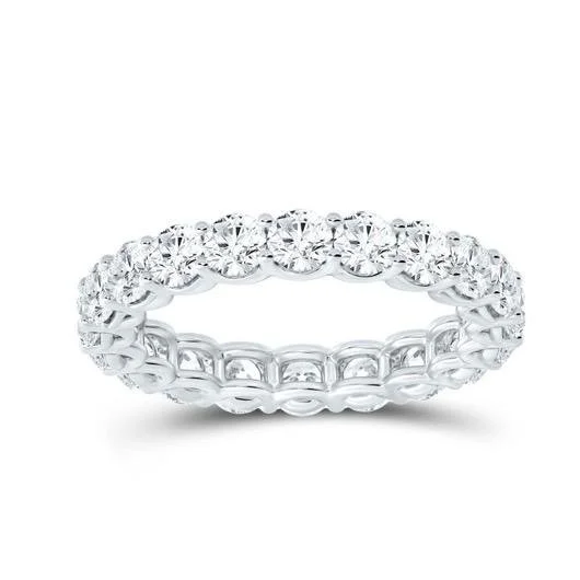 A continuous line of light, refined to its purest form.
Each round diamond flows seamlessly into the next, creating a soft, uninterrupted brilliance around the finger.
Elegant without effort, this is a piece rooted in tradition yet made for modern we