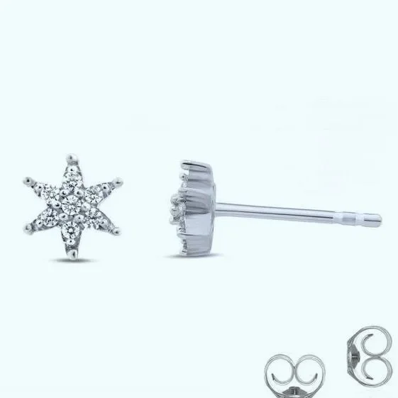 Light, delicate, and quietly playful. A subtle star shape in sterling silver, touched with fine lab-grown diamond sparkle; minimal, yet full of character.
Small enough to feel effortless, but detailed enough to catch the light in passing.
Soft shine,