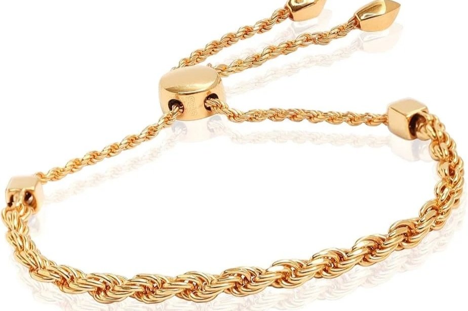 Fluid, adjustable, and effortlessly refined.
Handcrafted in Italy, this piece is made to move with ease; its sliding bolo design creates a perfect, natural fit.
Minimal in form, rich in craftsmanship, it’s made to be worn daily without thought.
Itali