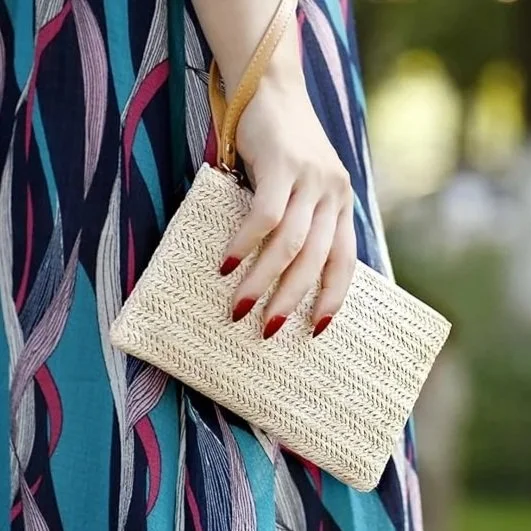 Softly bohemian, lightly structured, this straw clutch brings a relaxed European summer mood into everyday carry. Designed to slip easily into hand or wrist, it holds just the essentials for days that drift between café terraces & coastal walks.