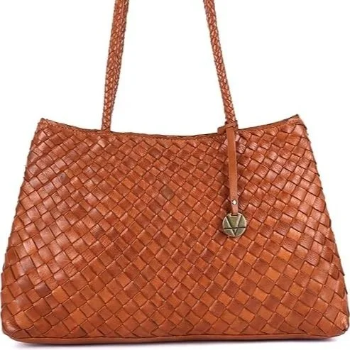 Crafted with intention, carried with ease. This handwoven leather tote celebrates the beauty of slow craftsmanship. Each detail is considered, every line deliberate. Lightweight yet generous in space, it’s made for daily rituals, where function meets