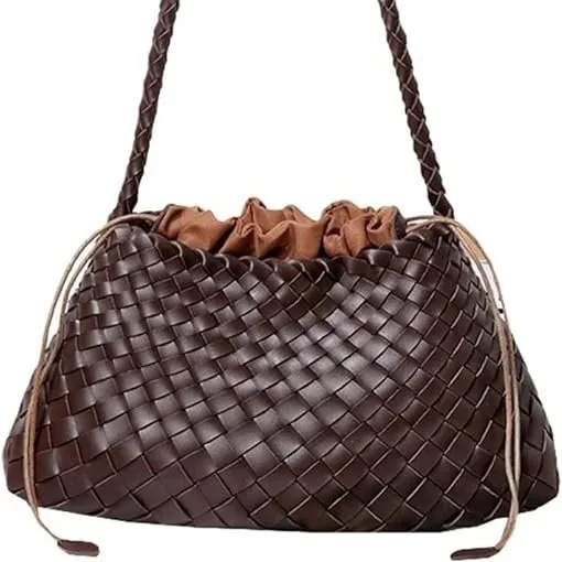 A hint of nostalgia, carried with ease. This woven hobo blends suede texture with a relaxed, sculpted shape; somewhere between a bucket and an underarm silhouette. It feels vintage without feeling dated, the kind of piece you’d spot in a quiet Europe