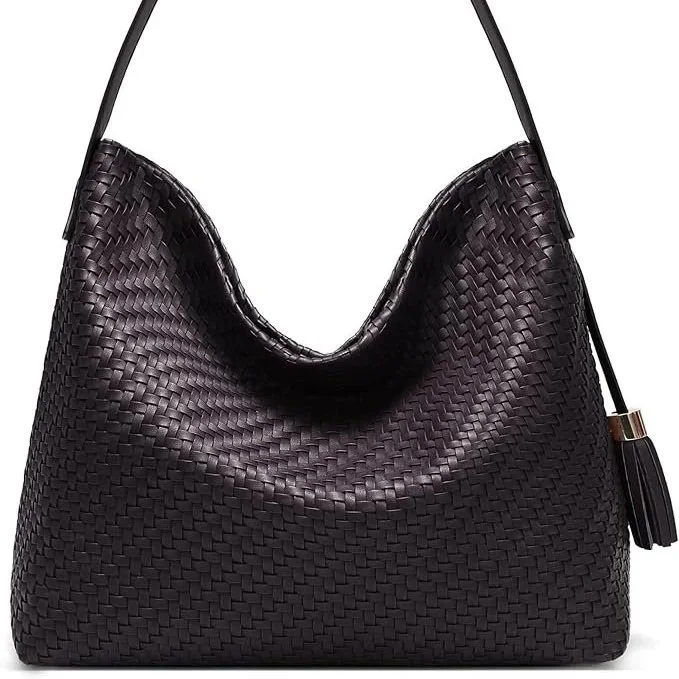 A softer take on structure. This woven vegan leather tote, lined with a suede touch, blends texture with quiet refinement. It carries with ease, is roomy enough for the day, and polished enough for wherever it leads. The kind of bag that belongs to s