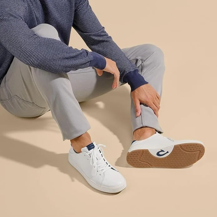 The best everyday shoes never look overly athletic or overly polished. They simply belong wherever the day happens to go. The OluKai Lae'ahi Li 'Ili carries that same balance you notice in coastal European cities, where leather sneakers are worn with