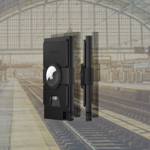 European style has always favored carrying less, but carrying it well. The Ekster AirTag wallet follows that same philosophy with an ultra-thin profile that slips easily into a blazer or trouser pocket without the bulk. Designed to hold up to 10 card