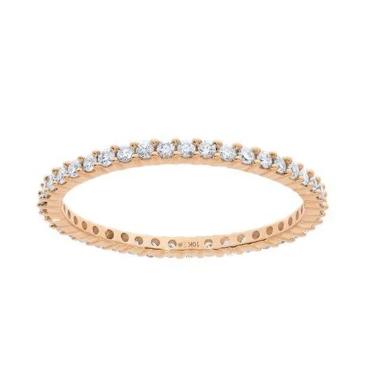 All light, all the way around.
A continuous circle of lab-grown diamonds that delivers full brilliance from every angle.
Structured yet fluid, this is a statement of permanence without excess.
Designed to be worn daily, it holds presence without ever