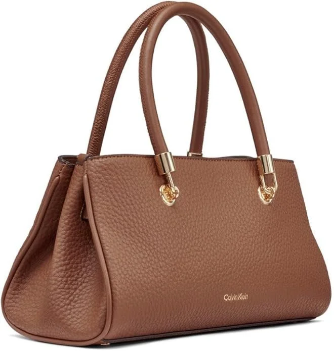 Calvin Klein Brigette East/West Satchel

Sleek, structured, and quietly modern, the Calvin Klein Brigette captures that understated European sensibility where form meets function without excess. Its elongated silhouette sits close to the body, offeri