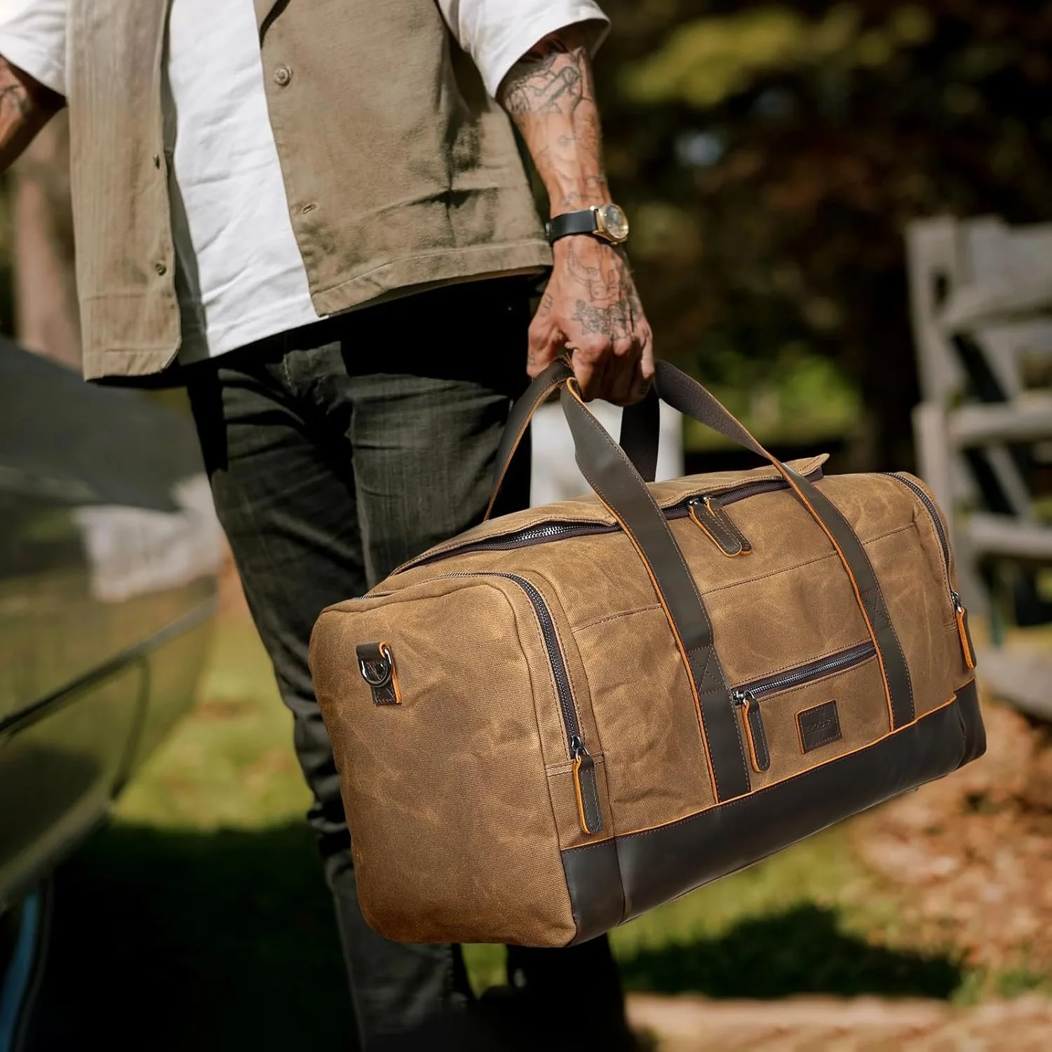 A well-traveled companion built for movement and ease. Designed to handle shifting plans without compromising on style. Crafted from waxed canvas with cowhide leather accents. Carried by hand or slung over the shoulder, it evokes the rhythm of sponta