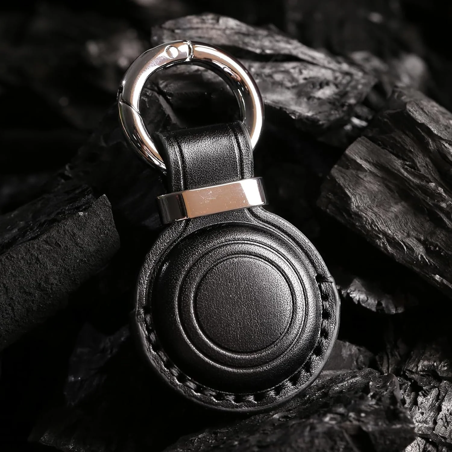 A small accessory, but one that reflects a disciplined approach to everyday essentials. Crafted from genuine leather, this AirTag holder keeps functionality refined and contained, adding a subtle layer of order to what is often overlooked. 