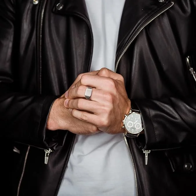 Crafted from tungsten with a high-polish finish, this signet ring carries a solid, weighty feel, clean in design, yet impossible to ignore. Worn on the thumb or pinky, it adds a subtle edge to both tailored looks and more relaxed attire, reinforcing 