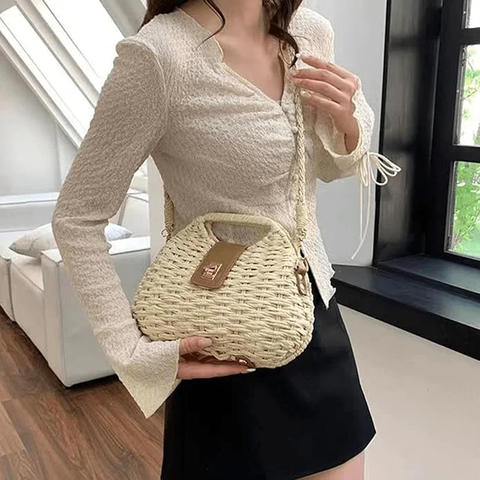 This rattan-woven clutch carries the charm of a seaside basket, reimagined with a more refined edge. With its detachable strap, it shifts effortlessly from hand-held to crossbody; perfect for slow afternoons that turn into lingering evenings.
