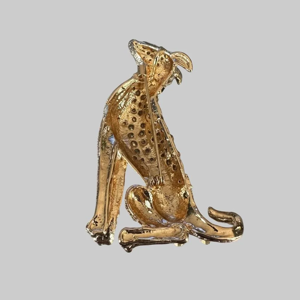 Back_View_of_Greyhound_Brooch.jpg