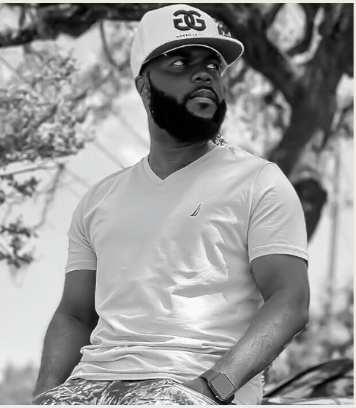 Man wearing a cap and casual t-shirt outdoors